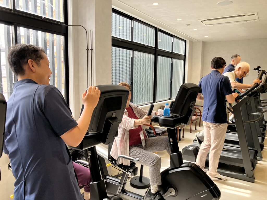 ３Ｐｏデイサービス亀戸中央の低酸素ルームでトレーニングをしている利用者様たち