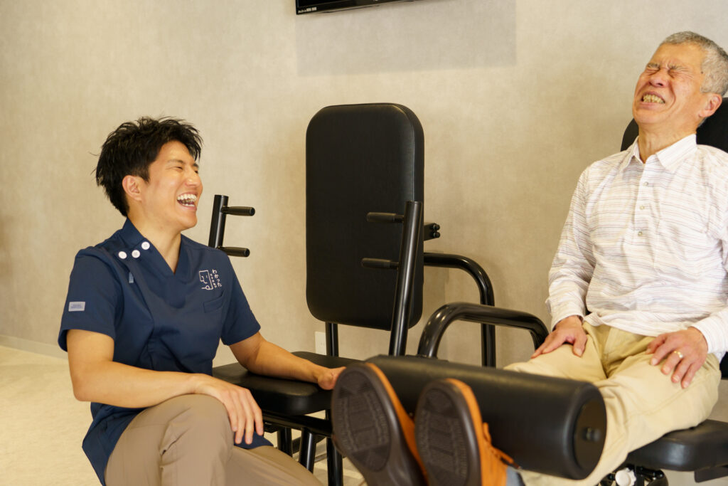 ３Ｐｏデイサービス 亀戸中央のスタッフと談笑している男性利用者さまの写真