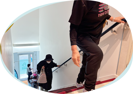 ３Ｐｏデイサービス 亀戸中央店に来たらまずは2階に上がっていただきます（ゆっくりでOK）