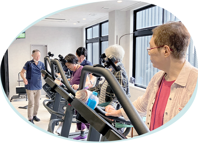 江東区亀戸の３Ｐｏデイサービス 亀戸中央店の低酸素ルームで楽しくトレーニングをする高齢者のみなさま